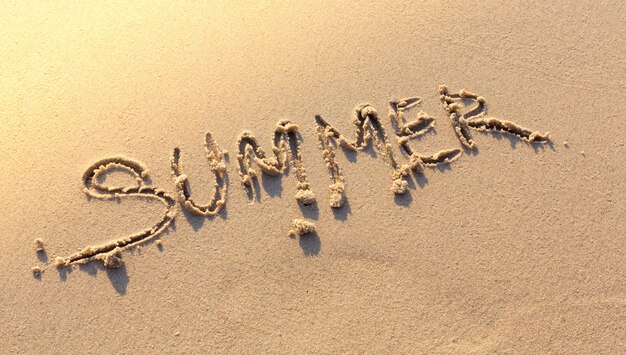 모래 해변에 쓰여진 단어 여름