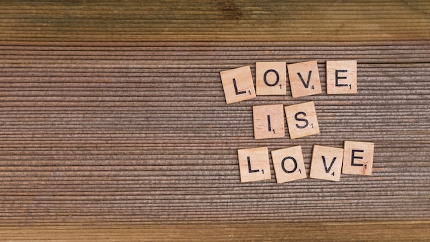 Слова любовь это любовь из деревянных элементов