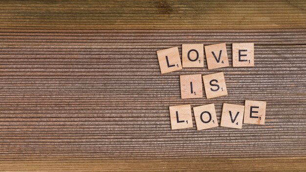 愛という言葉は木製の要素からの愛