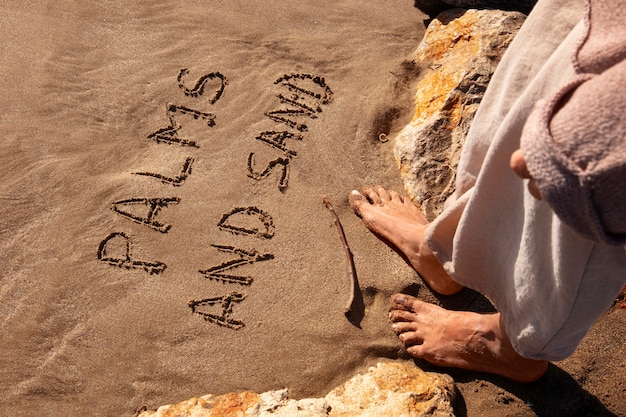 Foto gratuita parole nella sabbia sull'estate