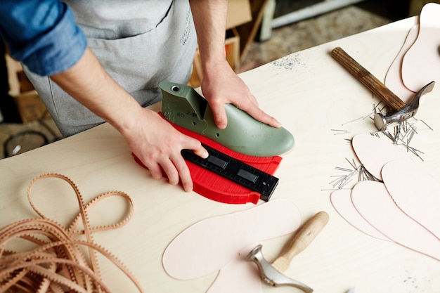 Sertifikat Kompetensi BNSP PEMOTONGAN (CUTTING) BAHAN ALAS KAKI  SECARA MANUAL lspkonstruksi.com Pusat sertifikat kompetensi BNSP