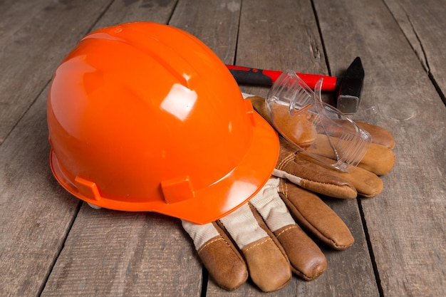 Foto gratuita concetto di protezione del lavoro sulla tavola di legno. vista dall'alto