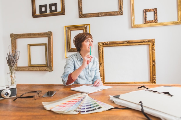 Foto gratuita lavoratore pensare a una nuova idea