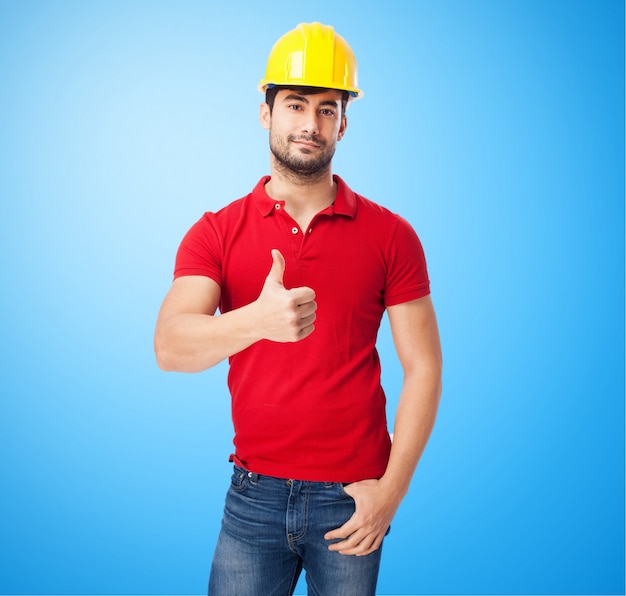 Работник с желтым шлемом на синем фоне