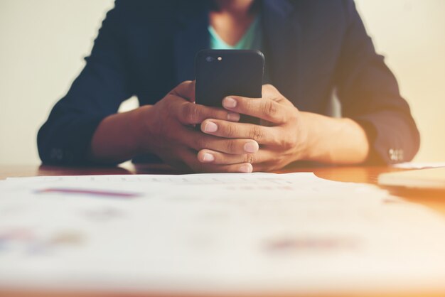 Worker writting in a phone