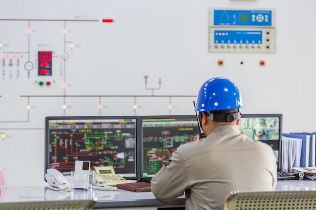 Foto gratuita i lavoratori nella sala di controllo