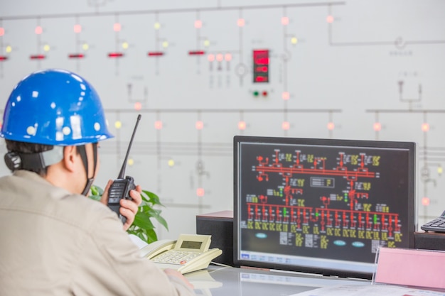 Foto gratuita i lavoratori nella sala di controllo