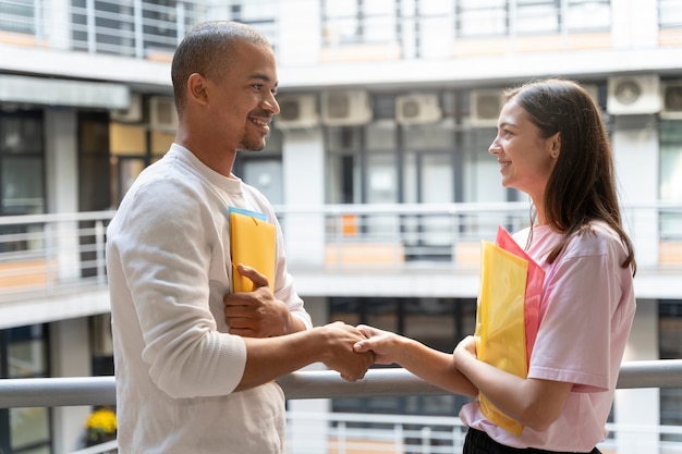 Foto gratuita i lavoratori tornano in ufficio