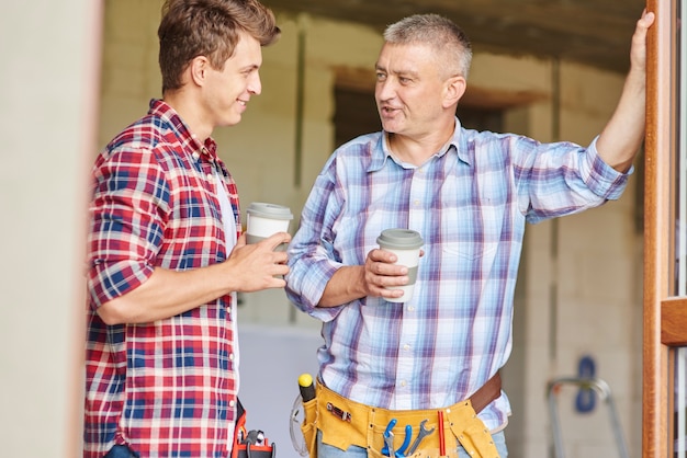 コーヒーを飲みながら少しおしゃべりをしている労働者