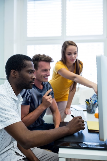 Free photo workers looking at a monitor