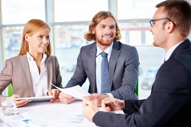 Free photo workers looking at their boss at meeting