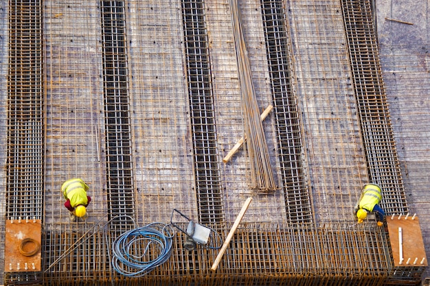 Workers putting the metal structure of a construction