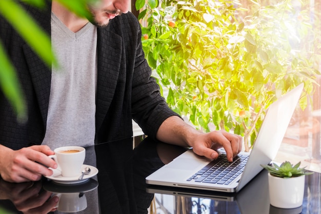 Foto gratuita lavorare alla mensa