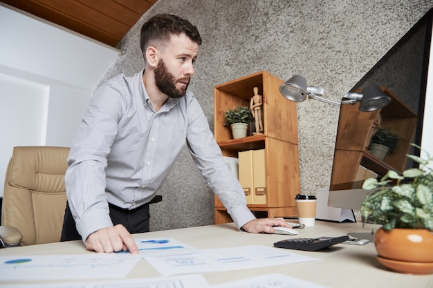 Foto gratuita lavorando sul rapporto finanziario