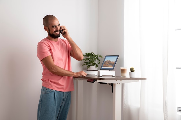 Foto gratuita lavorare da casa in una postazione di lavoro ergonomica