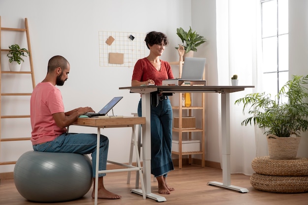 Foto gratuita lavorare da casa in una postazione di lavoro ergonomica