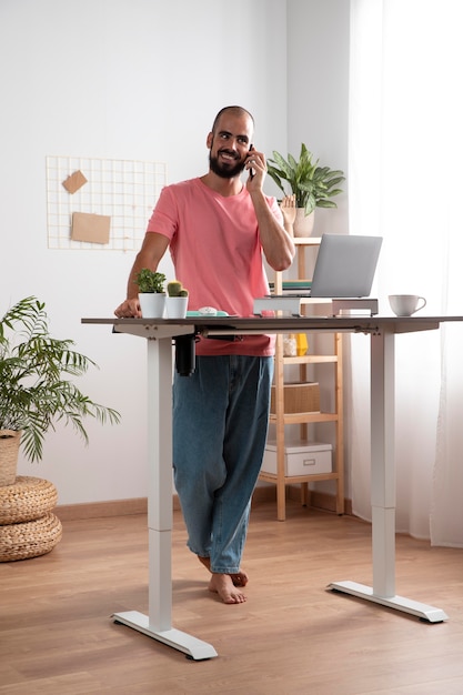 Foto gratuita lavorare da casa in una postazione di lavoro ergonomica