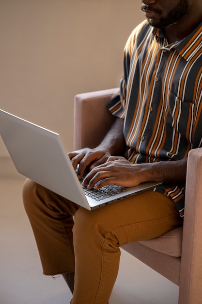 Foto gratuita lavorare da casa in una postazione di lavoro ergonomica