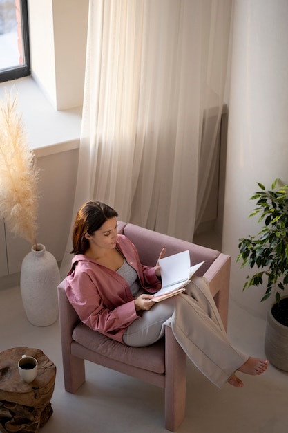 Lavorare da casa in una postazione di lavoro ergonomica