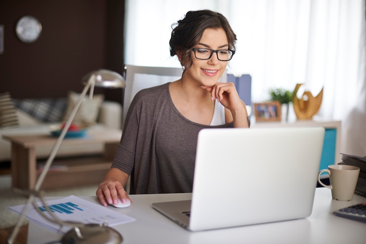 Free Photo working at home allow me for flexible working