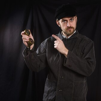 ひざまずいて祈るフード付きの黒いローブを着た僧侶 プレミアム写真 ひざまずいて祈るフード付きの黒いローブを着た僧侶 プレミアム写真