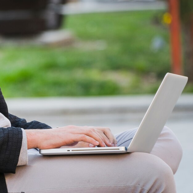 Foto gratuita lavorare all'aperto