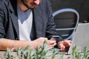 Foto gratuita lavorare all'aperto