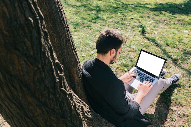 Foto gratuita lavorare all'aperto