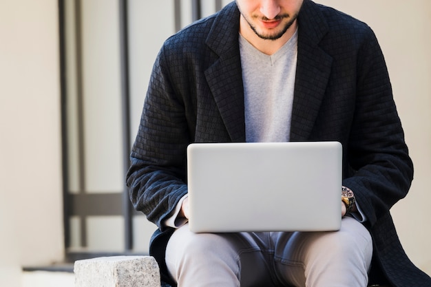 Foto gratuita lavorare all'aperto