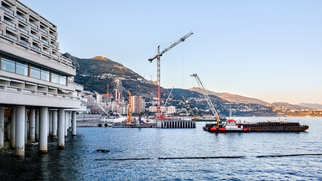 Foto gratuita processo di lavorazione vicino alla costa del mare a monaco