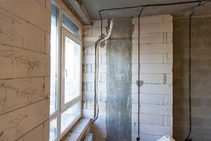 無料写真 石膏ボード - 乾式壁 - アパートの石膏壁を作るための金属フレームを取り付ける作業プロセスは、建設中、改造、改修、拡張、修復、再建中です