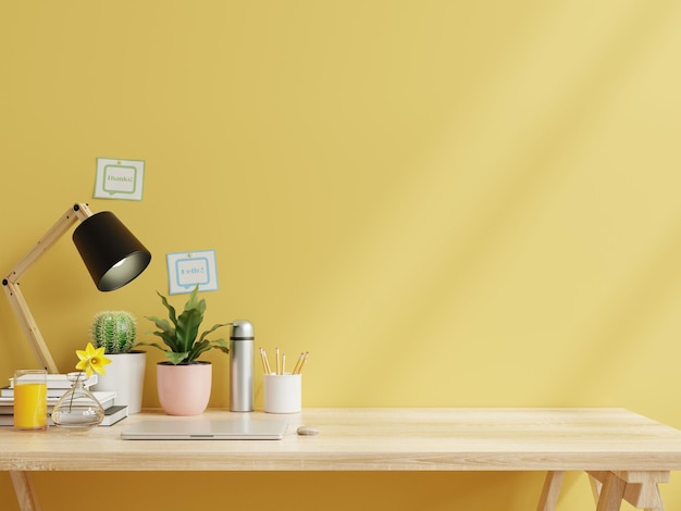 Sala di lavoro con laptop e attrezzatura da lavoro accanto al muro giallo. rendering 3d