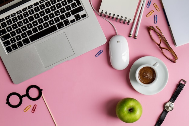 Free photo working space business freelance concept top view above flat lay laptop. pink background.