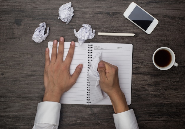 Foto gratuita lavorare con un caffè