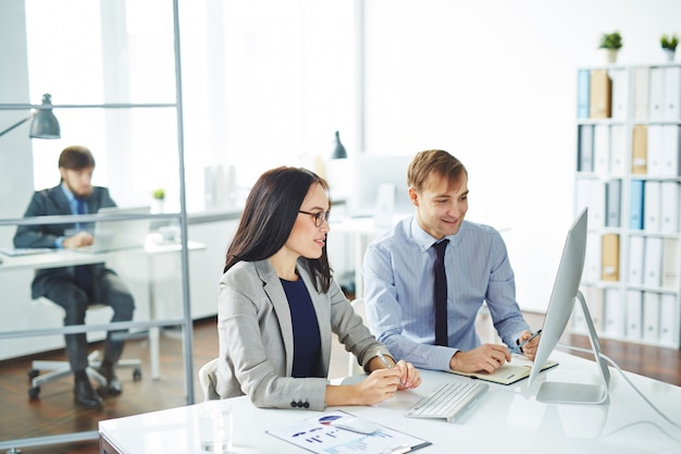 Foto gratuita lavorare con i dati