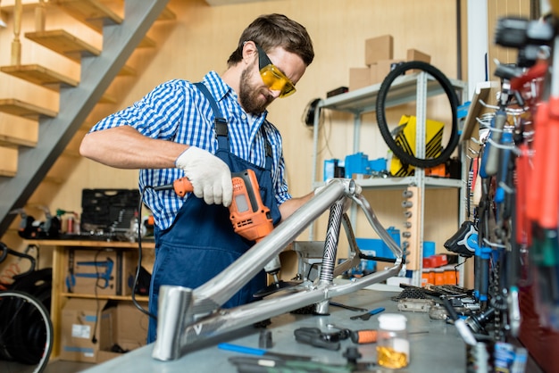 Foto gratuita lavorare con trapano