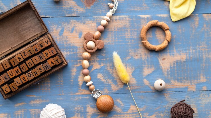 मुफ़्त फोटो working with wood, set of letters, hand made things, materials composition. top view