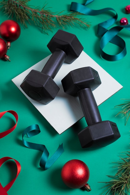 Free photo workout equipment with christmas theme and decorations