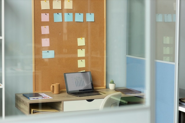 Free photo workplace arrangement with glass partition