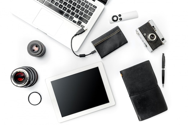 사업장. 현대 남성 액세서리와 흰색 배경에 노트북