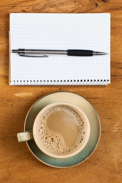 Foto gratuita posto di lavoro. blocco note e tazza di caffè