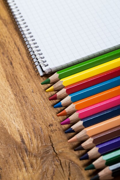 직장. 메모장 및 다채로운 연필