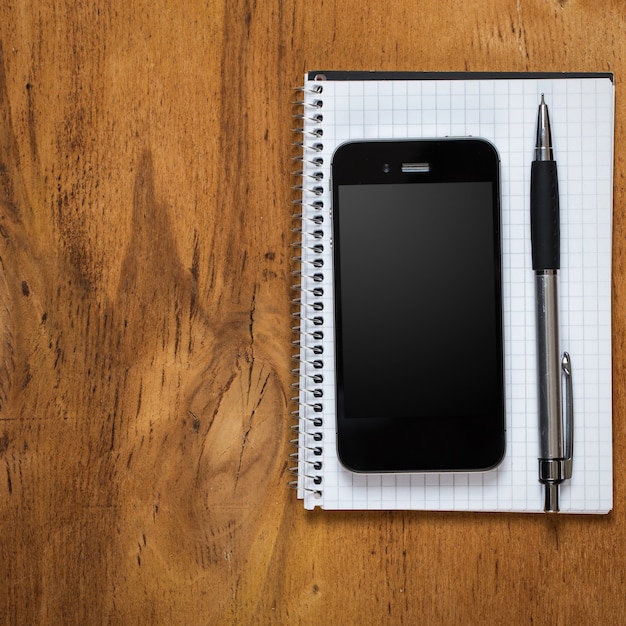 Free photo workplace. phone and notepad on the table