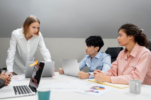 Foto gratuita violenza sul posto di lavoro tra colleghi