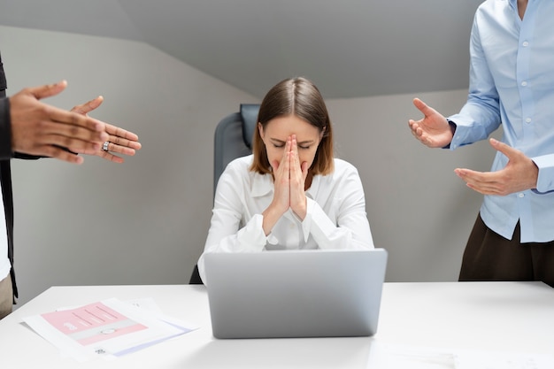 Foto gratuita violenza sul posto di lavoro tra colleghi