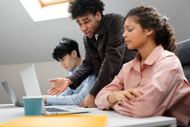 Free photo workplace violence taking place between colleagues