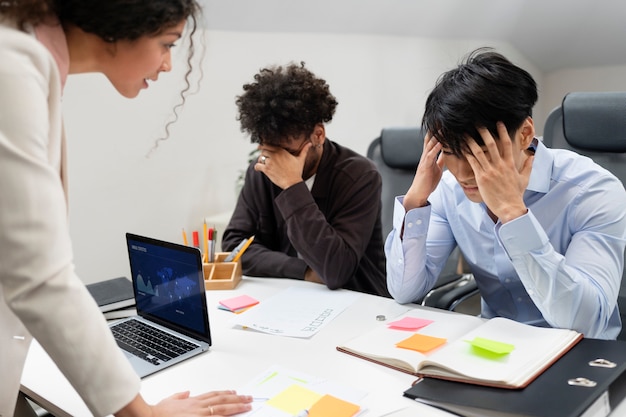 Foto gratuita violenza sul posto di lavoro tra colleghi