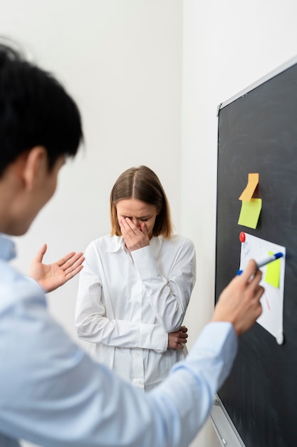 Foto gratuita violenza sul posto di lavoro tra colleghi