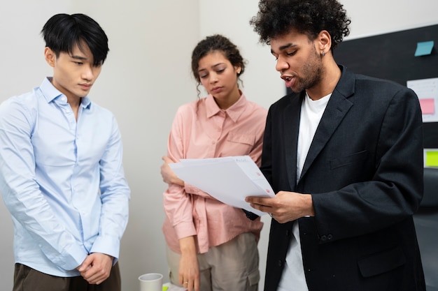 Foto gratuita violenza sul posto di lavoro tra colleghi