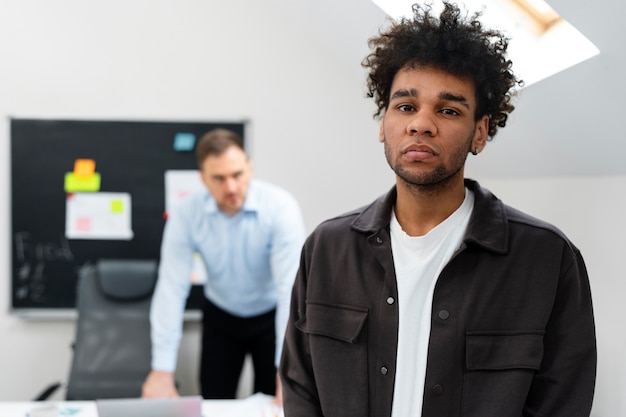 Foto gratuita violenza sul posto di lavoro tra colleghi